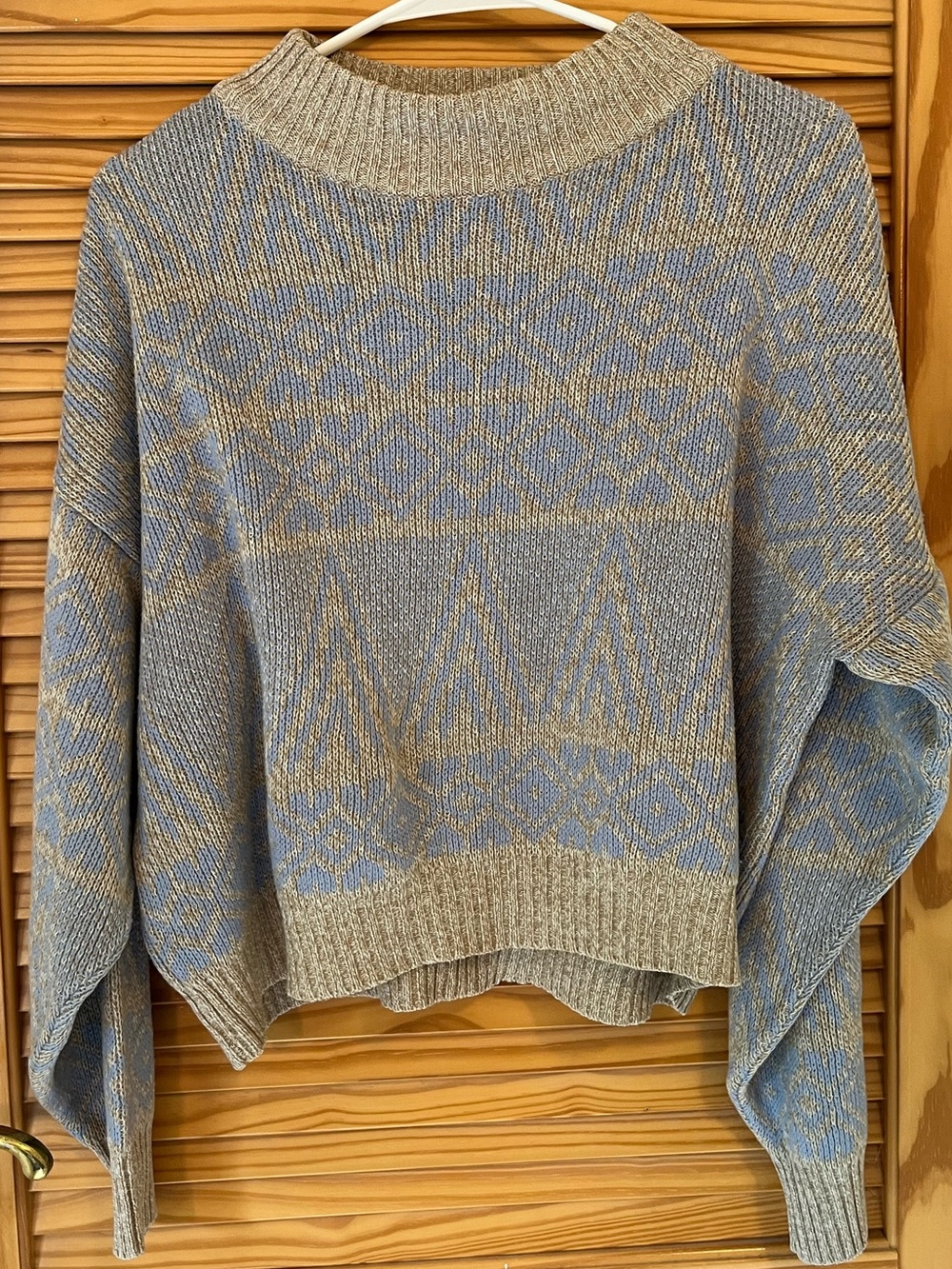 Vintage Radishes and Roses 80’s/90’Women’s Blue and Beige Patterned Knit Sweater
